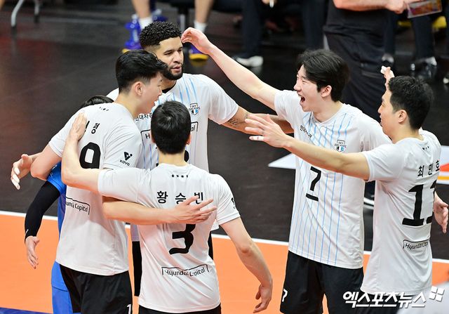 13일 오후 경기도 안산 상록수체육관에서 열린 ‘도드람 2024-2025 V-리그’ OK저축은행과 현대캐피탈의 경기, 현대캐피탈 선수들이 득점 후 기뻐하고 있다. 엑스포츠뉴스 DB