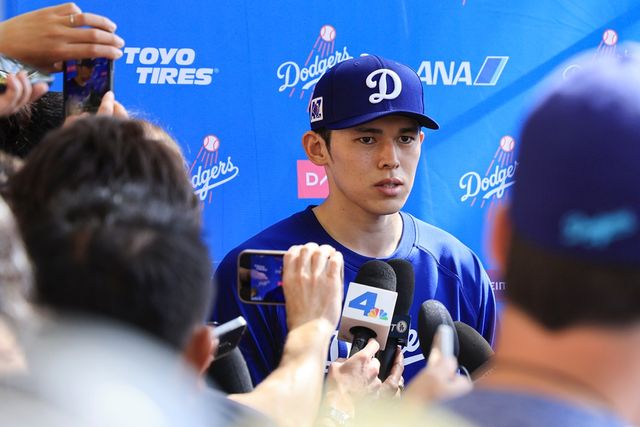 다저스 투수 사사키는 22일(한국시간) 깜짝 결혼을 발표했다. 그는 비시즌 다저스에 입단한 뒤 메이저리그 데뷔를 앞두고 있다. 연합뉴스