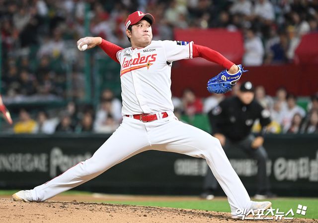12일 오후 인천SSG랜더스필드에서 열린 '2024 신한 SOL Bank KBO리그' KIA 타이거즈와 SSG 랜더스의 경기, 6회초 무사 1,2루 SSG 서진용이 공을 힘차게 던지고 있다. 엑스포츠뉴스 DB