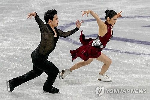 임해나(오른쪽)와 권예가 22일 서울 양천구 목동아이스링크에서 열린 2025 국제빙상경기연맹(ISU) 피겨스케이팅 사대륙선수권대회 아이스댄스 프리댄스에서 연기를 펼치고 있다. AP/연합뉴스
