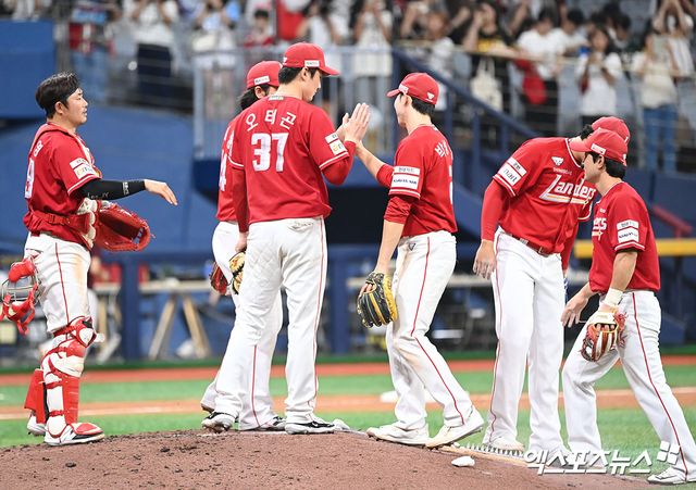 7일 오후 서울 구로구 고척스카이돔에서 열린 '2024 신한 SOL Bank KBO리그' SSG 랜더스와 키움 히어로즈의 경기, SSG가 키움에 6:2로 승리하며 위닝시리즈를 확보했다. 이날 경기에서 승리한 SSG 선수들이 기뻐하고 있다. 엑스포츠뉴스 DB