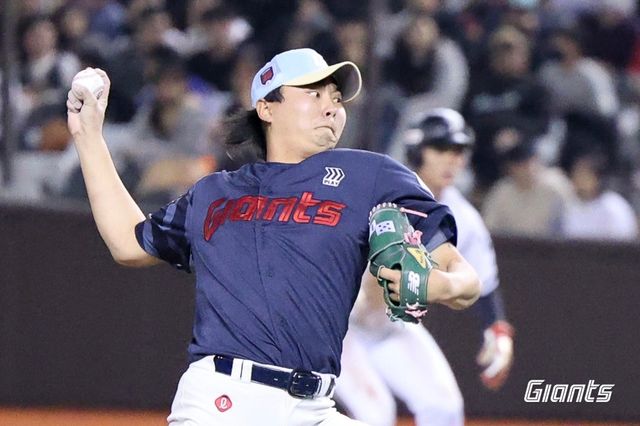 롯데 투수 정철원은 신인의 마음으로 시즌을 준비하고 있다. 2022시즌 신인왕을 차지했던 강력한 구위를 올해 다시 한 번 선보일 수 있을지 많은 관심이 쏠리고 있다. 롯데 자이언츠