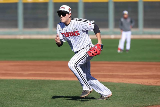 LG 내야수 문정빈은 지난해 퓨처스리그에서 빼어난 타격 재능을 선보였다. 올 시즌 라인업에 부족한 오른손 타자로서 제 몫을 해주리라 많은 기대감이 뒤따르고 있다. LG 트윈스