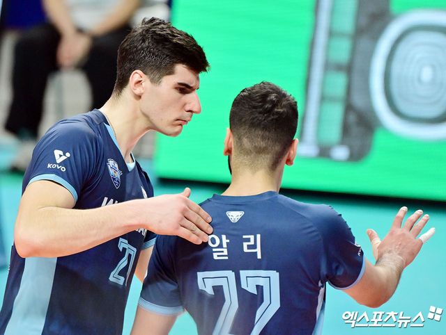 12일 오후 서울 장충체육관에서 열린 ‘도드람 2024-2025 V-리그’ 우리카드와 한국전력의 경기, 우리카드 니콜리치가 알리를 격려하고 있다. 엑스포츠뉴스 DB