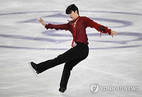 차준환이 22일 서울 목동아이스링크에서 열린 2025 국제빙상경기연맹(ISU) 피겨스케이팅 사대륙선수권대회 남자 싱글 프리스케이팅에서 연기하고 있다. AFP/연합뉴스