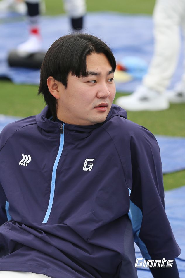 롯데 투수 정철원은 신인의 마음으로 시즌을 준비하고 있다. 2022시즌 신인왕을 차지했던 강력한 구위를 올해 다시 한 번 선보일 수 있을지 많은 관심이 쏠리고 있다. 롯데 자이언츠