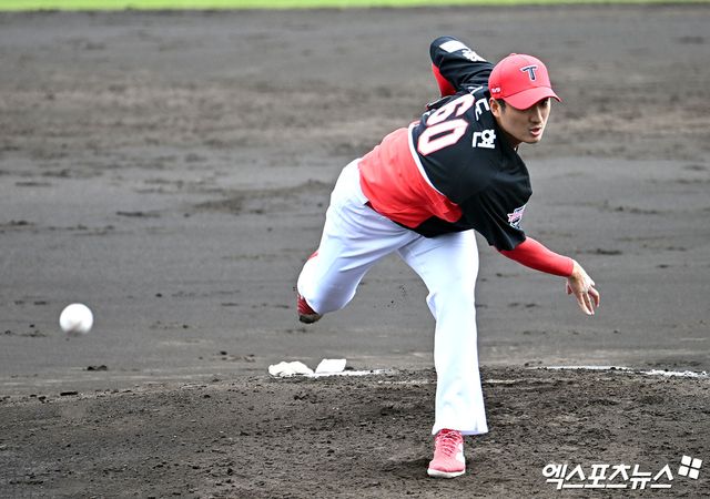KIA 타이거즈 우완 김도현이 22일 일본 오키나와의&nbsp;코자 신킨 스타디움에서 열린 일본프로야구(NPB) 히로시마 도요 카프와의 연습경기에 등판, 2이닝 1탈삼진 무실점을 기록했다. 사진 김한준 기자