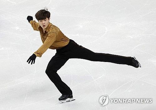 김현겸이 22일 서울 목동아이스링크에서 열린 2025 국제빙상경기연맹(ISU) 피겨스케이팅 사대륙선수권대회 남자 싱글 프리스케이팅에서 연기하고 있다. REUTERS/연합뉴스