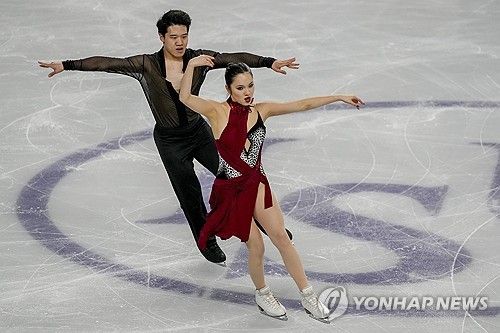 임해나(오른쪽)와 권예가 22일 서울 양천구 목동아이스링크에서 열린 2025 국제빙상경기연맹(ISU) 피겨스케이팅 사대륙선수권대회 아이스댄스 프리댄스에서 연기를 펼치고 있다. AP/연합뉴스