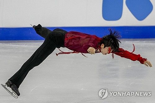 차준환이 22일 서울 목동아이스링크에서 열린 2025 국제빙상경기연맹(ISU) 피겨스케이팅 사대륙선수권대회 남자 싱글 프리스케이팅에서 연기하고 있다. AP/연합뉴스