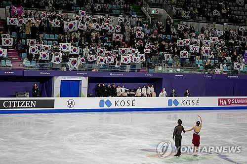 임해나(오른쪽)와 권예가 22일 서울 양천구 목동아이스링크에서 열린 2025 국제빙상경기연맹(ISU) 피겨스케이팅 사대륙선수권대회 아이스댄스 프리댄스 연기를 마치고 팬들에게 인사하고 있다. AP/연합뉴스