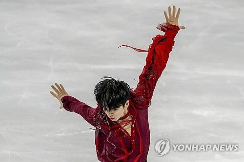 차준환이 22일 서울 목동아이스링크에서 열린 2025 국제빙상경기연맹(ISU) 피겨스케이팅 사대륙선수권대회 남자 싱글 프리스케이팅에서 연기하고 있다. AP/연합뉴스