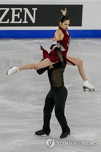 임해나(위)와 권예가 22일 서울 양천구 목동아이스링크에서 열린 2025 국제빙상경기연맹(ISU) 피겨스케이팅 사대륙선수권대회 아이스댄스 프리댄스에서 연기를 펼치고 있다. AP/연합뉴스