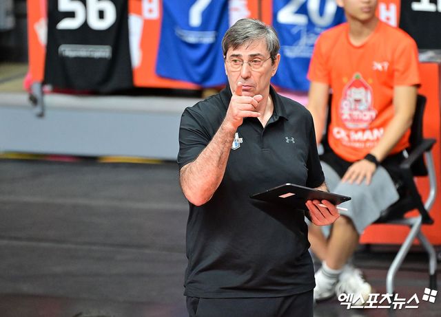13일 오후 경기도 안산 상록수체육관에서 열린 ‘도드람 2024-2025 V-리그’ OK저축은행과 현대캐피탈의 경기, 현대캐피탈 필립 블랑 감독이 선수들을 격려하고 있다. 엑스포츠뉴스 DB