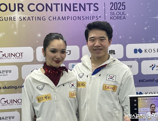 임해나(왼쪽)와 권예가 22일 서울 양천구 목동아이스링크에서 열린 2025 국제빙상경기연맹(ISU) 피겨스케이팅 사대륙선수권대회에서 아이스댄스 프리댄스를 마치고 기념촬영하고 있다. 목동, 최원영 기자