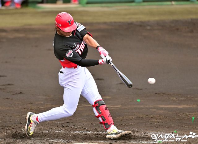 KIA 타이거즈 내야수 김도영이 22일 일본 오키나와의 코자 신킨 스타디움에서 열린 일본프로야구(NPB) 히로시마 도요 카프와의 연습경기에 3번타자 겸 3루수로 선발출전, 2타수 1안타 1득점 1볼넷을 기록했다. 사진 김한준 기자