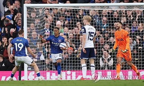 토트넘 홋스퍼는 23일(한국시간) 영국 입스위치에 위치한 포트먼 로드에서 열린 입스위치 타운과의 2024-25시즌 프리미어리그 26라운드 원정 경기에서 손흥민의 2도움에 힘입어 4-1 승리를 거뒀다. 이날 선발 출전한 손흥민은 전반 18분과 26분에 브레넌 존슨의 2골을 모두 도우면서 공격포인트 2개를 추가했다. 이날 도움 2개로 손흥민은 시즌 10골 10도움을 달성해 공격포인트 20개를 기록했다. 연합뉴스