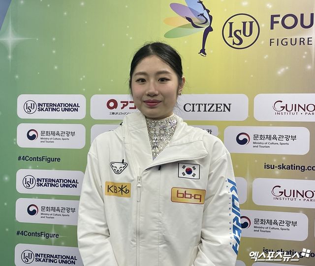 피겨스케이팅 이해인이 21일 서울 목동아이스링크에서 열린 ISU 사대륙선수권대회 여자 싱글 쇼트프로그램에서 연기를 마친 뒤 기념촬영하고 있다. 목동, 최원영 기자