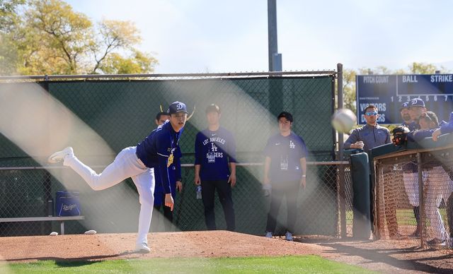 다저스 투수 사사키는 22일(한국시간) 깜짝 결혼을 발표했다. 그는 비시즌 다저스에 입단한 뒤 메이저리그 데뷔를 앞두고 있다. 연합뉴스