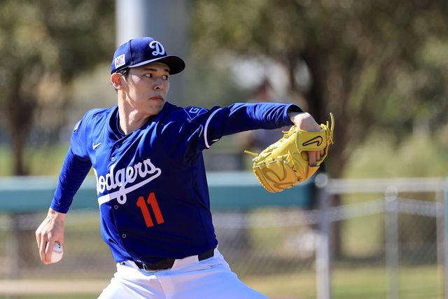 다저스 투수 사사키는 22일(한국시간) 깜짝 결혼을 발표했다. 그는 비시즌 다저스에 입단한 뒤 메이저리그 데뷔를 앞두고 있다. 연합뉴스