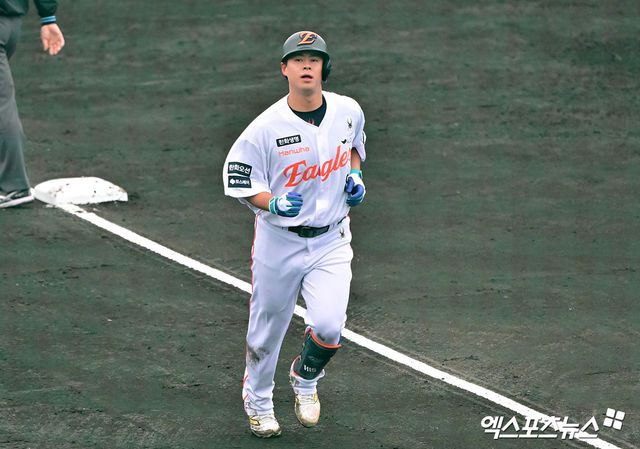 한화 이글스 4번타자 노시환이 23일&nbsp;일본 오키나와의 이토만 시티 체육공원 야구장에서 열린 일본프로야구(NPB) 지바 롯데 마린스와의 연습경기에서 7회초 솔로 홈런을 기록, 일본 캠프 연습경기 2경기 연속 홈런포를 가동했다. 사진 김한준 기자