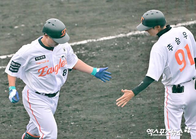 한화 이글스 4번타자 노시환(왼쪽)이 23일&nbsp;일본 오키나와의 이토만 시티 체육공원 야구장에서 열린 일본프로야구(NPB) 지바 롯데 마린스와의 연습경기에서 7회초 솔로 홈런을 기록, 일본 캠프 연습경기 2경기 연속 홈런포를 가동했다. 사진 김한준 기자