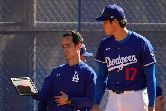 미국프로야구 메이저리그 LA 다저스 오타니 쇼헤이가 미국 애리조나주 글렌데일에 위치한 팀 훈련장에서 세 번째 불펜투구를 소화했다. 최고구속 95마일을 나타냈으며, 총 25구를 던졌다. 직구, 투심, 컷패스트볼까지 구종 세 가지를 점검했다. AP 연합뉴스
