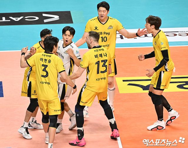 26일 오후 서울 장충체육관에서 열린 ‘도드람 2024-2025 V-리그’ 우리카드와 KB손해보험의 경기, KB손해보험 선수들이 득점 후 기뻐하고 있다. 엑스포츠뉴스 DB