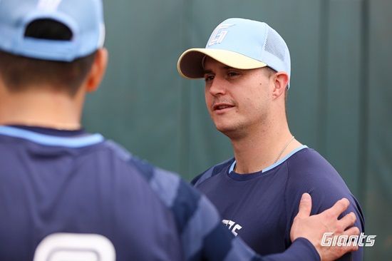 롯데 자이언츠 외국인 투수 터커 데이비슨이 23일 세이부전에 선발 등판해 2이닝 무피안타 3탈삼진 3볼넷 1실점을 기록했다. 롯데 자이언츠