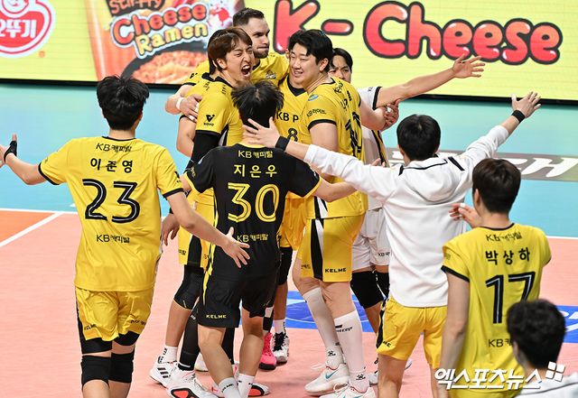 26일 오후 서울 장충체육관에서 열린 ‘도드람 2024-2025 V-리그’ 우리카드와 KB손해보험의 경기, KB손해보험이 우리카드에 세트스코어 3:0(25-23,25-23,25-21)로 승리했다. 이날 경기에서 승리한 KB손해보험 선수들이 기뻐하고 있다. 엑스포츠뉴스 DB