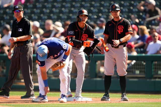 샌프란시스코 외야수 이정후(가운데)는 23일(한국시간) 텍사스와 시범경기 첫 경기에서 3번타자 중견수로 선발 출전했다. 첫 타석, 초구부터 우전 안타를 쳐냈다. 수비에서도 인상적인 경기력을 보여 눈길을 끌었다. 연합뉴스 AP