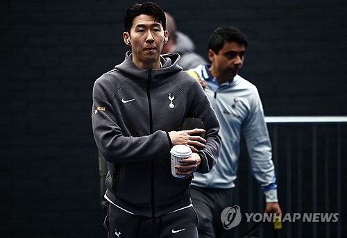 프리미어리그(PL) 역대 11번째 70골-70도움 클럽에 가입한 손흥민이 맨체스터 유나이티드의 관심을 받고 있다는 소식이다. 손흥민은 이번 기록 달성으로 최근 자신을 둘러싼 비판에 답한 것은 물론, 토트넘 홋스퍼를 떠나더라도&nbsp;꽤나 규모가 있는 클럽으로 이적할 수 있다는 걸 증명했다. 사진 연합뉴스