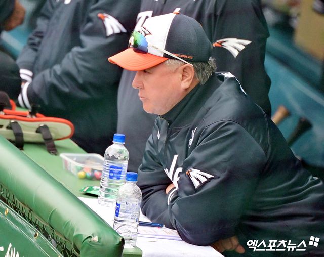 김경문 감독이 이끄는 한화 이글스가 23일&nbsp;일본 오키나와의 이토만 시티 체육공원 야구장에서 열린 일본프로야구(NPB) 지바 롯데 마린스와의 연습경기에서 2-4로 졌다. 사진 김한준 기자