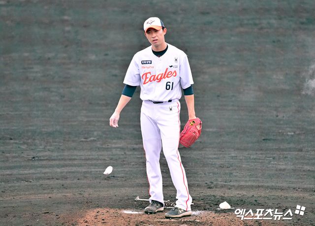 한화 이글스 우완 배동현이 23일&nbsp;일본 오키나와의 이토만 시티 체육공원 야구장에서 열린 일본프로야구(NPB) 지바 롯데 마린스와의 연습경기에서 4회말 2점 홈런 2개 허용 등으로 난조를 보였다. 사진 김한준 기자