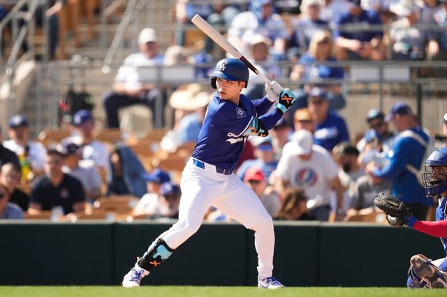 LA 다저스의 김혜성은 23일(한국시간) 미국 애리조나주 글렌데일 캐멀백랜치에서 열린 2025 미국프로야구 메이저리그 캔자스시티 로열스와의 시범경기 홈경기에서 7번타자 및 유격수로 선발 출전했으나 3타수 무안타로 침묵했다. AP연합뉴스