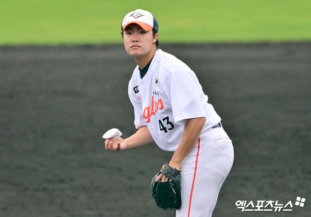 한화 이글스 신인 투수 정우주가 23일&nbsp;일본 오키나와의 이토만 시티 체육공원 야구장에서 열린 일본프로야구(NPB) 지바 롯데 마린스와의 연습경기에서 9회말 1이닝 무실점으로 호투했다. 사진 김한준 기자