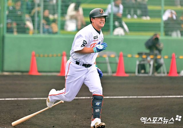 한화 이글스 4번타자 노시환이 23일&nbsp;일본 오키나와의 이토만 시티 체육공원 야구장에서 열린 일본프로야구(NPB) 지바 롯데 마린스와의 연습경기에서 7회초 솔로 홈런을 기록, 일본 캠프 연습경기 2경기 연속 홈런포를 가동했다. 사진 김한준 기자