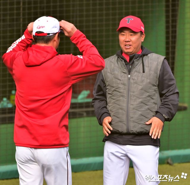 이범호(오른쪽) KIA 타이거즈 감독이 22일&nbsp;일본 오키나와의 코자 신킨 스타디움에서 열린 일본프로야구(NPB) 히로시마 도요 카프와의 연습경기에 앞서 아라이 다카히로 감독과 인사를 나눴다. 사진 김한준 기자