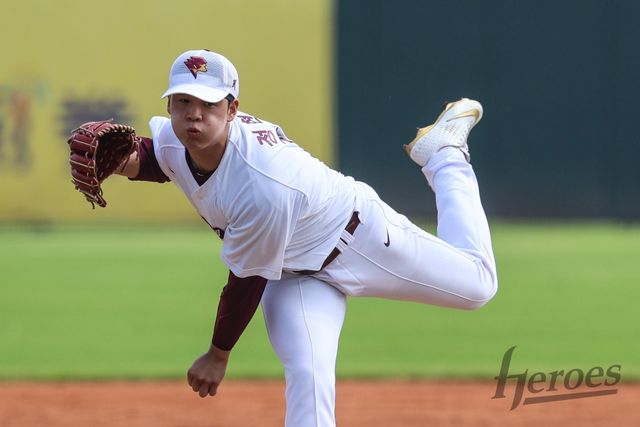 키움 히어로즈가 23일 대만 가오슝 핑동 야구장에서 열린 대만프로야구 중신 브라더스와의 연습경기에서 1-11로 패했다. 특급 신인으로 평가받는 정현우가 선발투수로 나와 2이닝 1피안타 1사사구 4탈삼진 무실점으로 호투를 펼쳤다. 키움 히어로즈