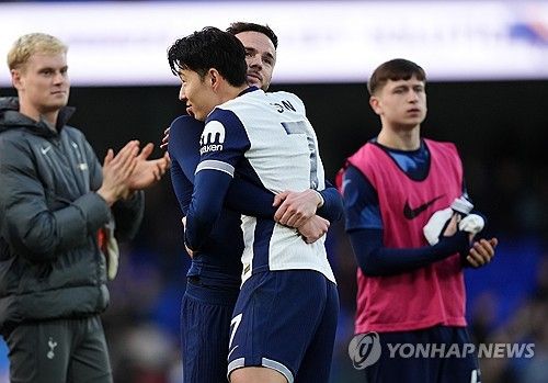 손흥민이 23일(한국시간) 영국 입스위치에 있는 포트먼 로드에서 열린 입스위치 타운과 토트넘 홋스퍼의 2024-2025시즌 프리미어리그 26라운드 원정 경기에서 맹활약하며 팀의 4-1 대승을 이끌었다.&nbsp;손흥민은 이날 2도움으로 프로 통산 다섯 번째 시즌 10-10을 달성했다. 연합뉴스