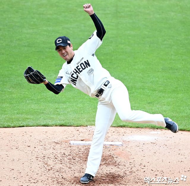 21일 오후 인천SSG랜더스필드에서 열린 '2024 신한 SOL Bank KBO리그' LG 트윈스와 SSG 랜더스의 더블헤더 1차전 경기, 3회초 SSG 선발투수 김광현이 공을 힘차게 던지고 있다. 엑스포츠뉴스 DB