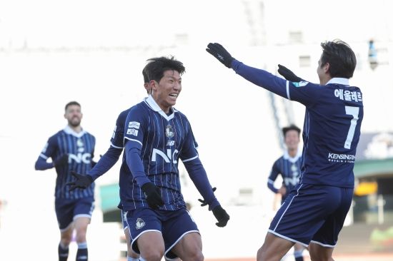 이랜드가 23일 서울 목동운동장에서 열린 충남아산과의 '하나은행 K리그2 2025' 1라운드 홈 경기에서 2-1로 승리해 개막전 첫 승을 신고했다.&nbsp;이랜드