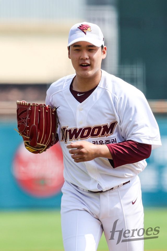 키움 히어로즈가 23일 대만 가오슝 핑동 야구장에서 열린 대만프로야구 중신 브라더스와의 연습경기에서 1-11로 패했다. 특급 신인으로 평가받는 정현우가 선발투수로 나와 2이닝 1피안타 1사사구 4탈삼진 무실점으로 호투를 펼쳤다. 키움 히어로즈