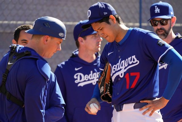 미국프로야구 메이저리그 LA 다저스 오타니 쇼헤이가 미국 애리조나주 글렌데일에 위치한 팀 훈련장에서 세 번째 불펜투구를 소화했다. 최고구속 95마일을 나타냈으며, 총 25구를 던졌다. 직구, 투심, 컷패스트볼까지 구종 세 가지를 점검했다. AP 연합뉴스