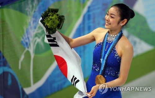 김연아가 2010년 밴쿠버 동계올림픽 피겨스케이팅 여자 싱글에서 금메달을 따낸 뒤 기뻐하고 있다. 연합뉴스