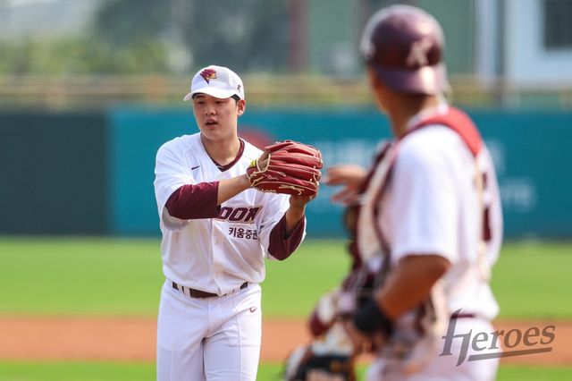 키움 히어로즈가 23일 대만 가오슝 핑동 야구장에서 열린 대만프로야구 중신 브라더스와의 연습경기에서 1-11로 패했다. 특급 신인으로 평가받는 정현우가 선발투수로 나와 2이닝 1피안타 1사사구 4탈삼진 무실점으로 호투를 펼쳤다. 키움 히어로즈