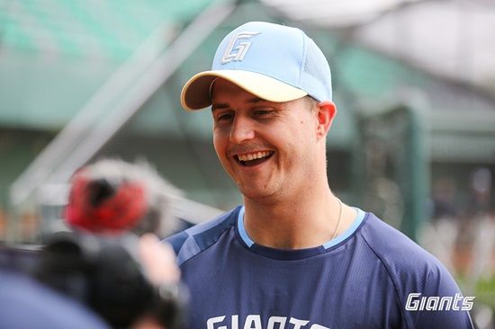 롯데 자이언츠 외국인 투수 터커 데이비슨이 23일 세이부전에 선발 등판해 2이닝 무피안타 3탈삼진 3볼넷 1실점을 기록했다. 롯데 자이언츠