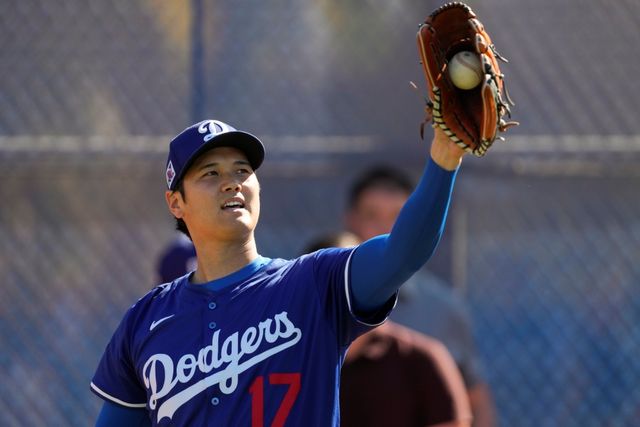 미국프로야구 메이저리그 LA 다저스 오타니 쇼헤이가 미국 애리조나주 글렌데일에 위치한 팀 훈련장에서 세 번째 불펜투구를 소화했다. 최고구속 95마일을 나타냈으며, 총 25구를 던졌다. 직구, 투심, 컷패스트볼까지 구종 세 가지를 점검했다. AP 연합뉴스