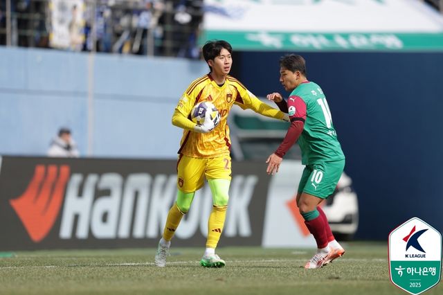 울산HD는 23일 대전월드컵경기장에서 열린 대전하나시티즌과의 '하나은행 K리그1 2025' 2라운드 원정 경기에서 전반 7분 윤재석의 선제골과 후반 13분 허율의 추가골에 힘입어 2-0 승리를 거뒀다. 이날 울산은 신입생인 윤재석과 허율이 나란히 울산 데뷔골을 터트리면서 올시즌 3경기 만에 첫 승을 신고했다. 반대로 직전 대전은 홈에서 연승에 도전했지만 울산에 패하며 시즌 홈 첫 승을 다음 기회로 미뤘다. 한국프로축구연맹 제공