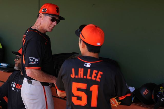 샌프란시스코 외야수 이정후(오른쪽)는 23일(한국시간) 텍사스와 시범경기 첫 경기에서 3번타자 중견수로 선발 출전했다. 첫 타석, 초구부터 우전 안타를 쳐냈다. 수비에서도 인상적인 경기력을 보여 눈길을 끌었다. 연합뉴스 AP